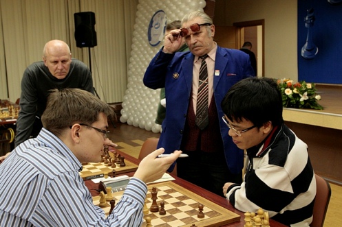 HLV Shvedchikov (thứ hai bên trái) đang theo dõi ván đấu của Lê Quang Liêm.